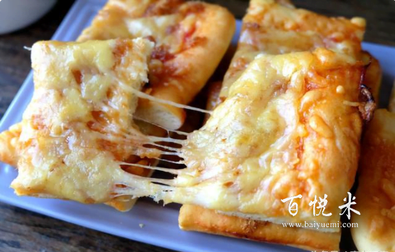 晚上揉面早上烤，這個披薩味道好，小孩子最愛了